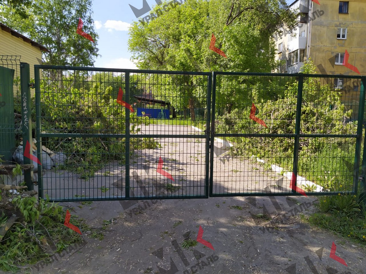 Установка распашных ворот